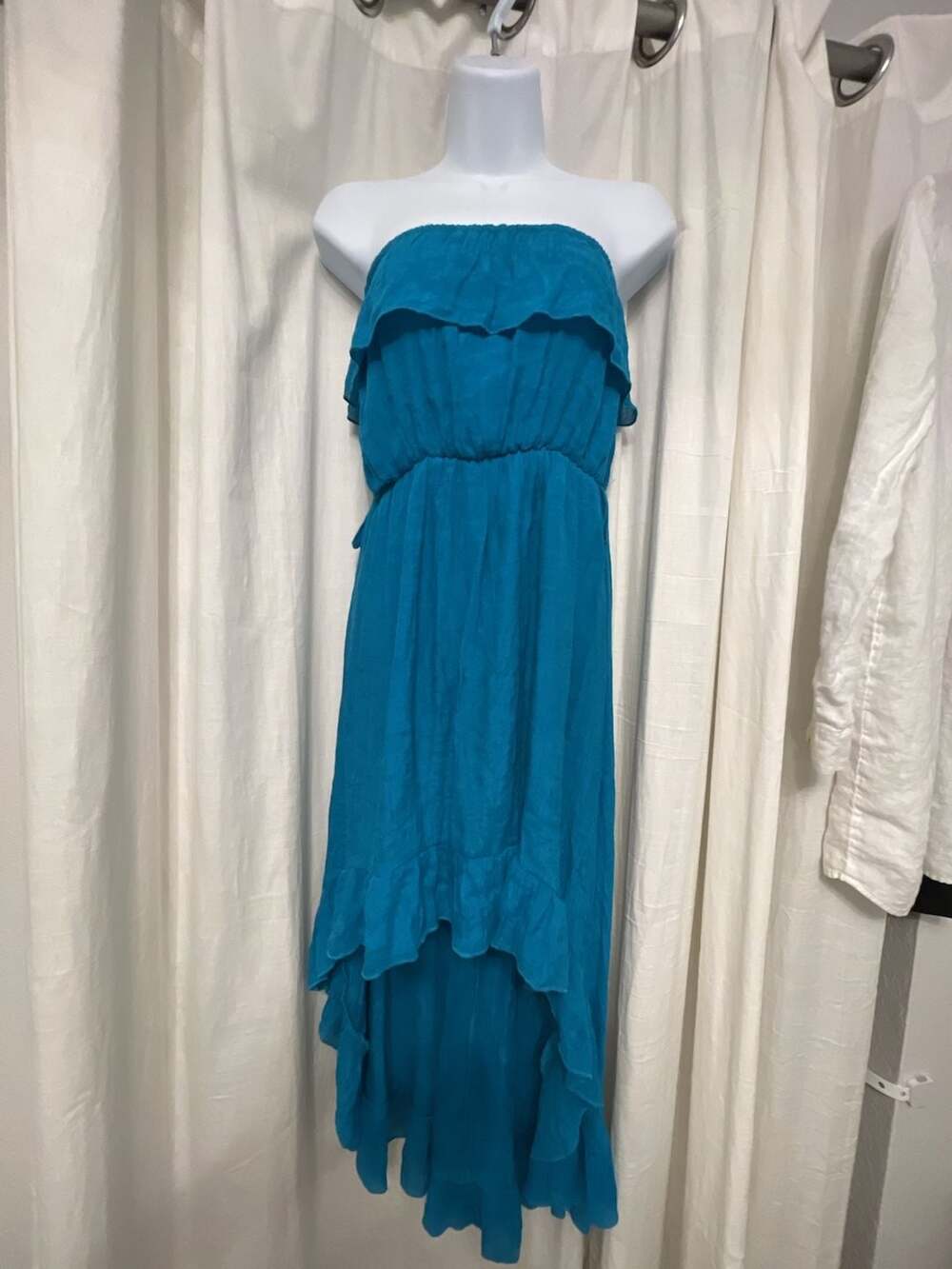 Annabelle Size S Blue Strapless High-Low Ruffle Dress
Mullet dress
Lined
Elastic
